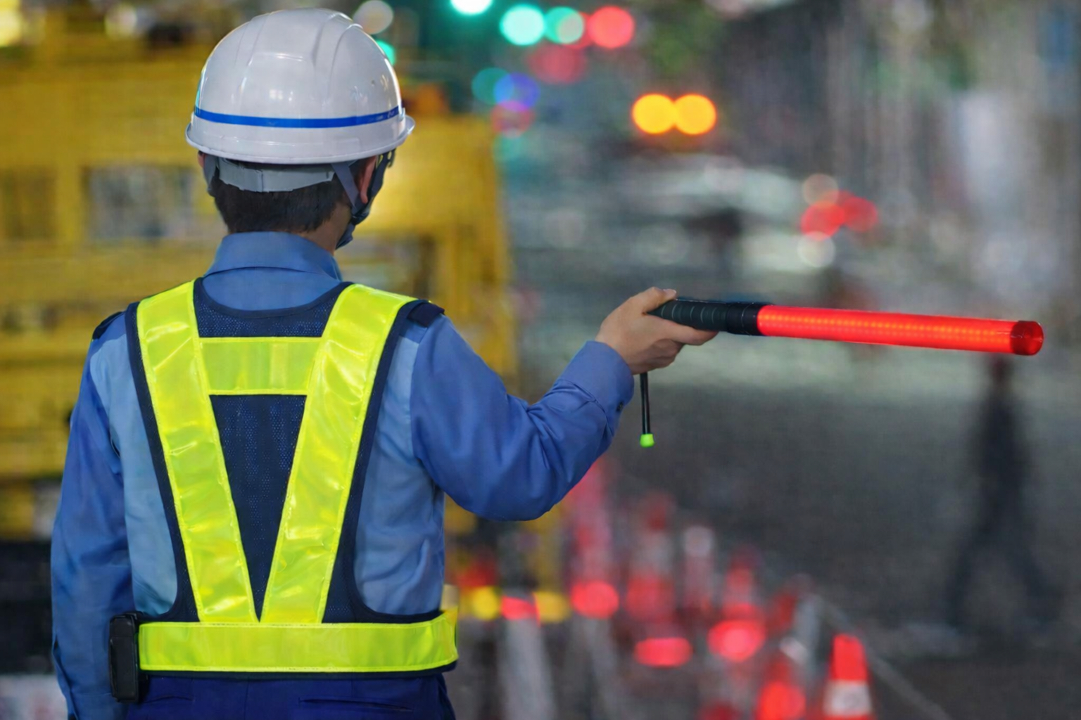 道路工事現場で交通誘導警備を行う様子