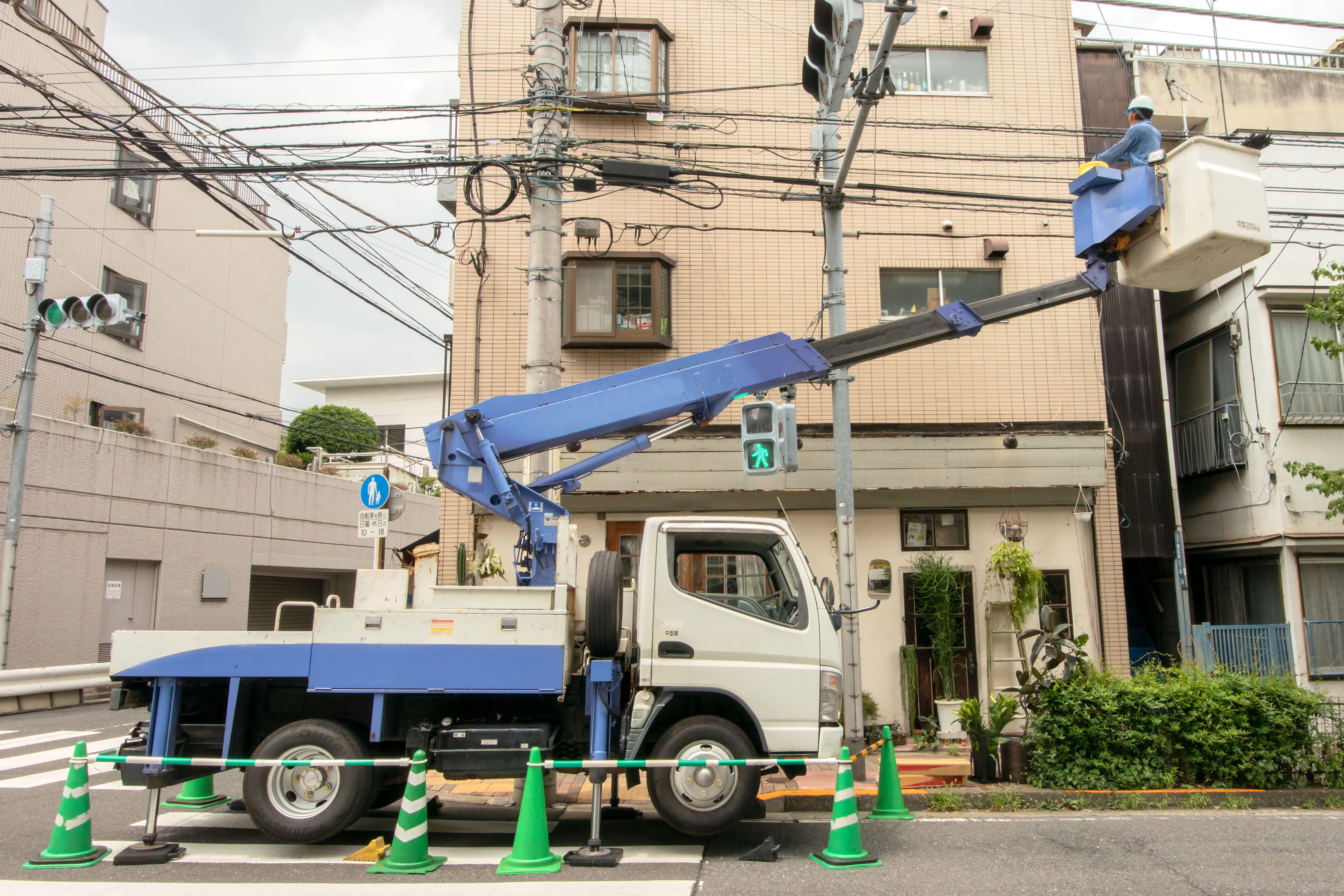 インフラ工事現場で警備対応する交通誘導スタッフ
