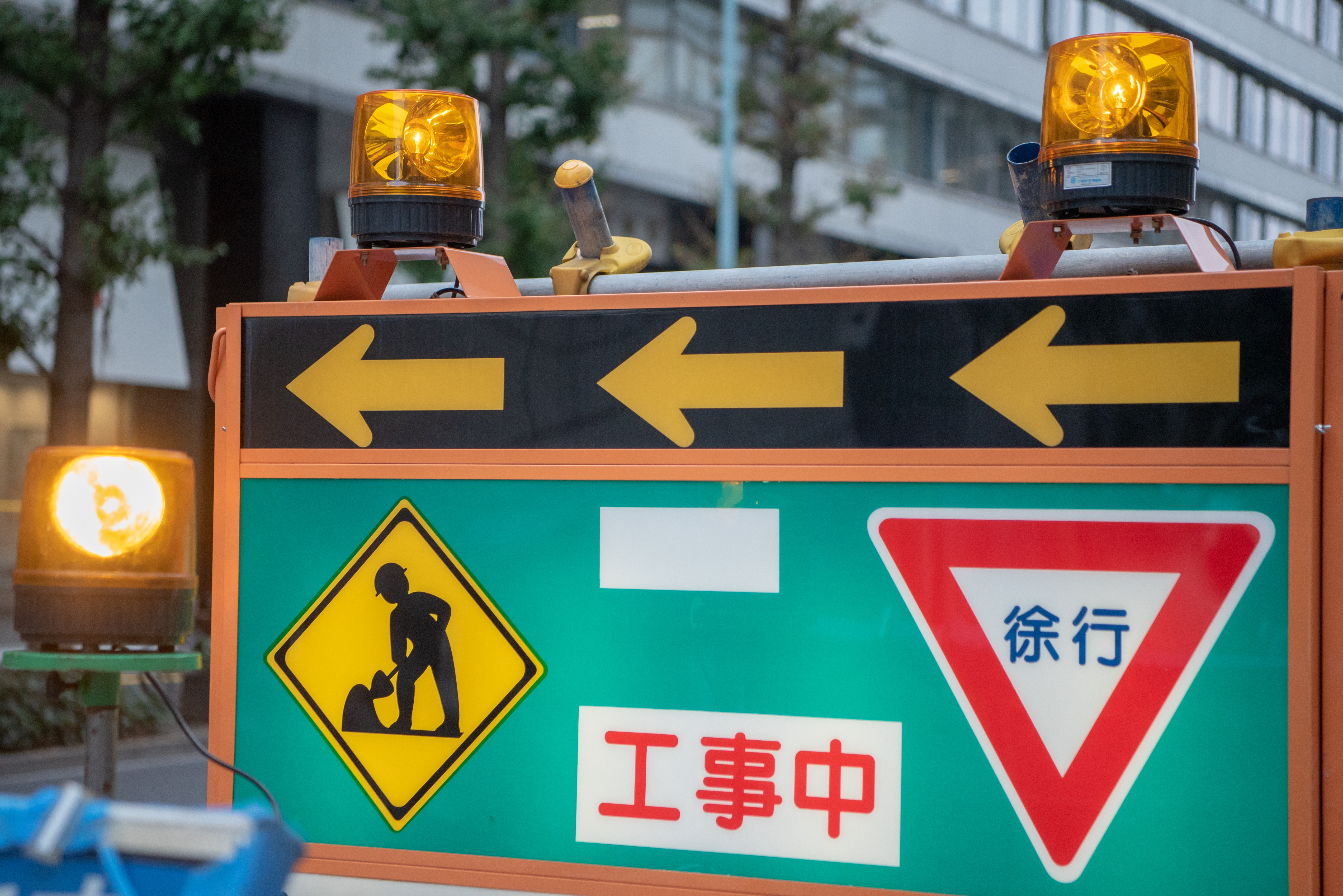交通規制業務として片側交互通行や通行止めを行う現場